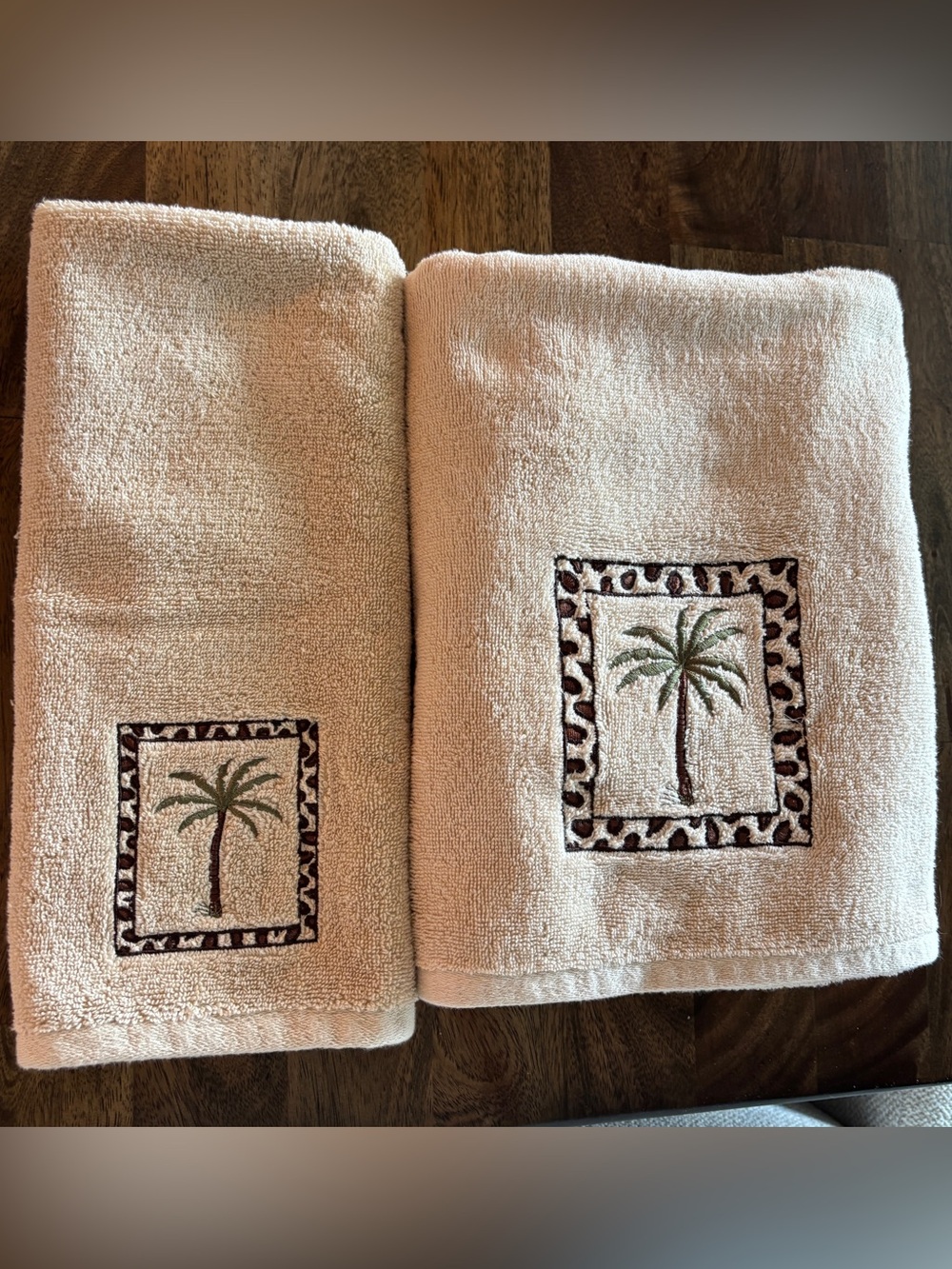 Avanti EMB Palm Tree Terry Towel Set Beige Tropical Animal Print Border Set of 2